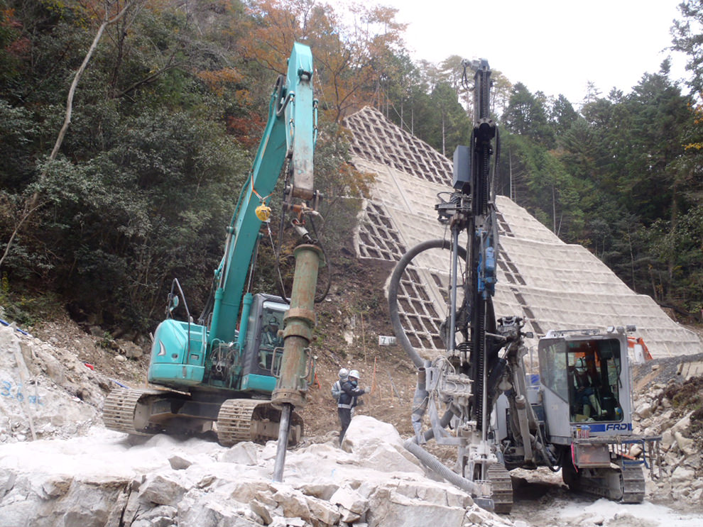 無振動油圧割岩工法(ビッガー工法)